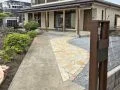 あたたかみのある石貼りアプローチが目を引くリフォーム工事
