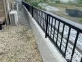 シンプルで解放感のある縦格子フェンス