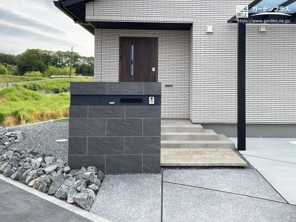 素材の組み合わせが際立つ上質なファサード