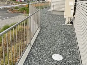 お手入れしやすく整えた建物まわりと安心のフェンス設置[施工後]