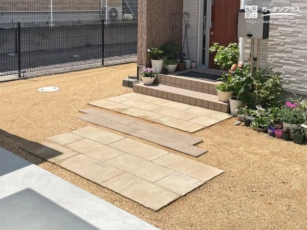 ナチュラル素材で優しく迎えるアプローチ