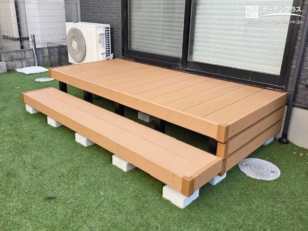 掃き出し窓から庭へつながる便利なウッドデッキ