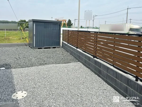 外からの視線を優しくカットする木調フェンスと物置の設置工事