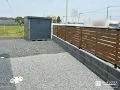 外からの視線を優しくカットする木調フェンスと物置の設置工事