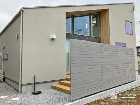 スモークカラーがおしゃれに視線を遮る目隠しフェンス[施工後]