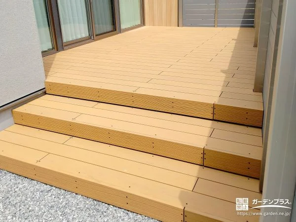 天然木のような温もりを演出するウッドデッキ