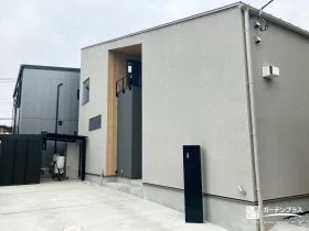 ブラックとナチュラルカラーで魅せるモダンな新築外構