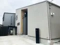 ブラックとナチュラルカラーで魅せるモダンな新築外構