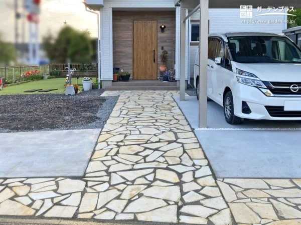 乱形石貼りで魅せる、明るく爽やかなアプローチ