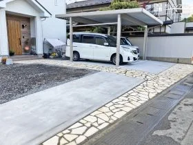 乱形石でメリハリのある駐車スペースにリフォーム工事