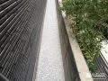 明るく雑草対策をした犬走り