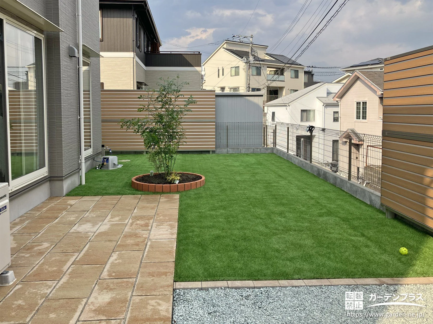 ゆったり寛げるテラスと人工芝のお庭をつくったリフォーム工事 (No