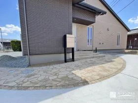 荷物の受け取りもスムーズでナチュラルな宅配ポスト[施工後]