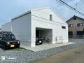 アメリカンテイストに似合うラフでスタイリッシュな新築外構