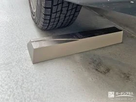 スタイリッシュで景観に馴染むデザインの車止め[施工後]