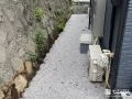 日々のお手入れを軽減する砂利敷きの犬走り