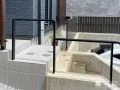 玄関前からの転落防止に役立つ手すり