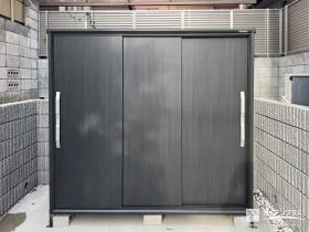 敷地にぴったり納まりシンプルに馴染む物置を設置した工事
