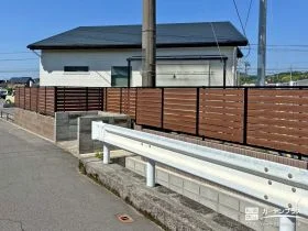 木目調フェンスで圧迫感を与えずに目隠し[施工後]