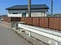 木目調フェンスで圧迫感を与えずに目隠し