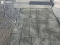 重厚感ある石張り風デザインで魅せるアプローチ