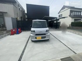 敷地奥行きを活かした、ゆとりある駐車スペース[施工後]