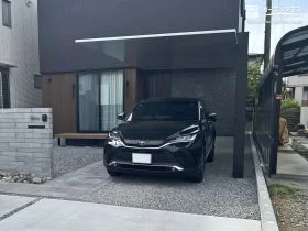 コントラストのあるカラーが存在感を演出するカーポート[施工後]
