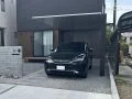 コントラストのあるカラーが存在感を演出するカーポート