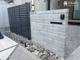 モダンな印象をプラスする化粧ブロック門柱[施工後]