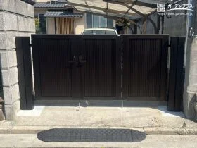 人、車の出入りがしやすい3枚折り戸の門扉[施工後]
