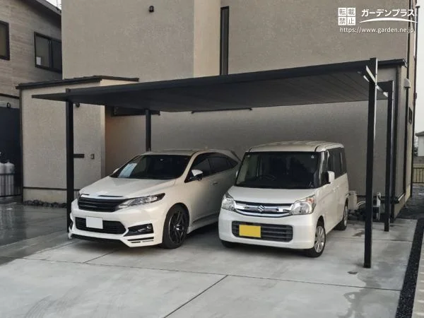 日常使いに便利な、スタイリッシュな2台用カーポート外構