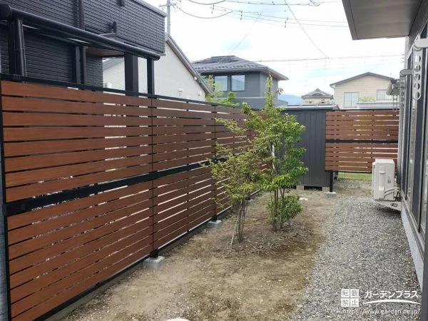 横スリットが入って風や光を通す柔らかな木目のフェンス設置工事