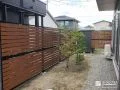 横スリットが入って風や光を通す柔らかな木目のフェンス設置工事