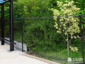 軽やかに境界を区切るメッシュフェンス[施工後]