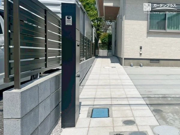 緩やかなスロープと照明で、機能性とデザイン性を両立したアプローチ