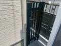 敷地の裏側にも、さりげない安心を