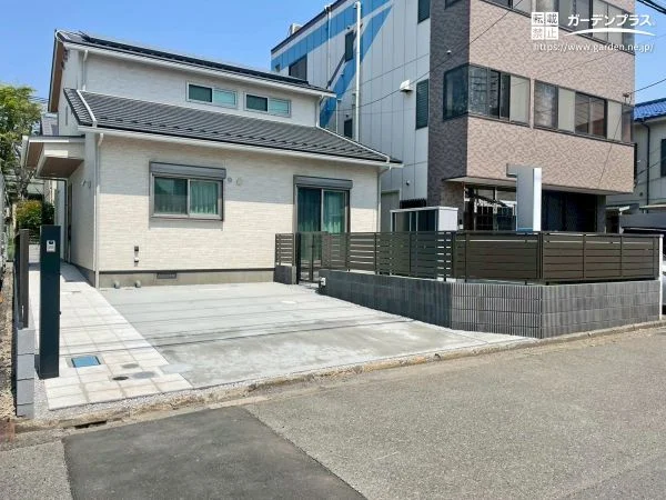 No.26027 高低差をカバーして快適に。落ち着きあるファサードに仕立てた新築外構[施工後]