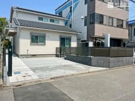 高低差をカバーして快適に。落ち着きあるファサードに仕立てた新築外構