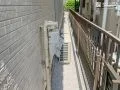 境界フェンスを設置し、雑草対策を施した犬走り