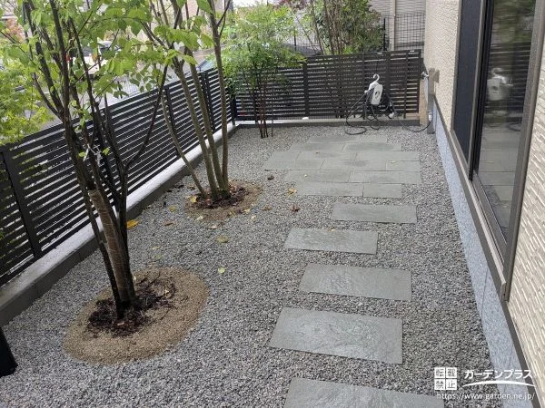雑草の管理を楽にしながら落ち着いた動線を整えた砂利のお庭工事