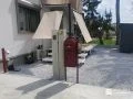ナチュラルな印象を演出する枕木風門柱