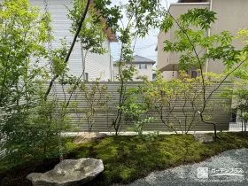 自然の景色に馴染むスタイリッシュな目隠しフェンス設置工事