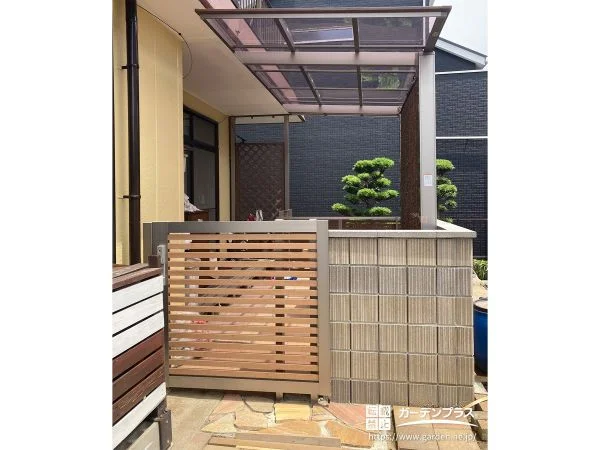 木目調のフェンスと門扉で優しく囲うテラス屋根周りの工事
