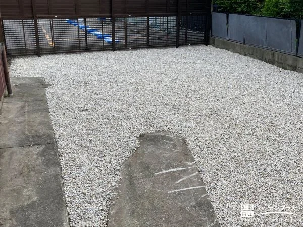 雑草を丁寧に撤去して整え明るい白砂利を敷設したお庭工事