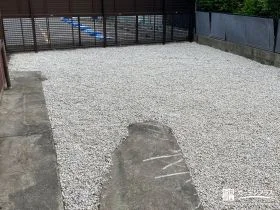 雑草を丁寧に撤去して整え明るい白砂利を敷設したお庭工事