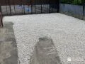 雑草を丁寧に撤去して整え明るい白砂利を敷設したお庭工事