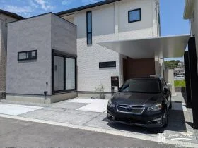 スタイリッシュなお住まいに調和するフラットカーポート設置工事