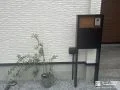 モダンな印象を演出する門柱