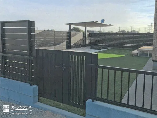 ペットの飛び出し防止にも役立つ両開き門扉