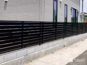 圧迫感を与えずに視線をカットする目隠しフェンス[施工後]